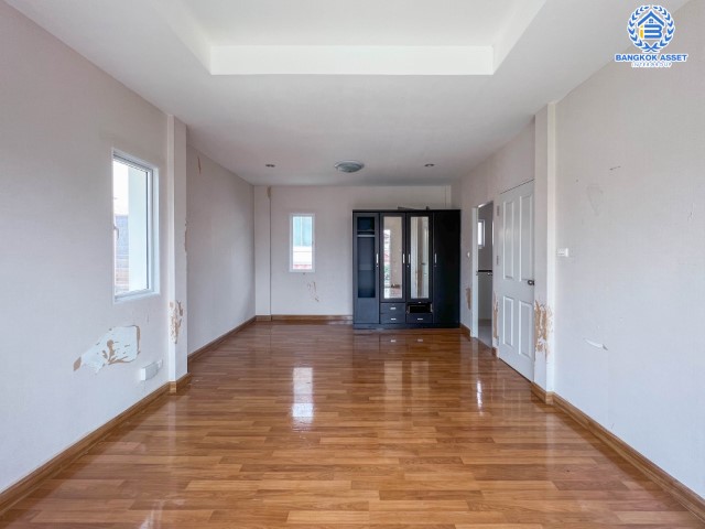 *****บ้านเดี่ยวมือสองย่านปทุมธานี ม.ชวนชื่น บรุ๊คไซด์ บางคูวัด เนื้อที่กว้าง 57.80 ตร.ว. ฟังก์ชัน 3 ห้องนอน 2 ห้องน้ำ ที่จอดรถ 2 คัน ต่อเติมสวย พร้อมเข้าอยู่ สภาพแวดล้อมภายในโครงการดี ตั้งบนทำเลแห่งการเดินทาง เชื่อมต่อถนนกรุงเทพฯ-ปทุมธานี, ถนนศรีสมาน และทางด่วน "ศรีรัช" และ ทางด่วน "ศรีสมาน"